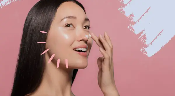 Frau trägt Creme auf, die mit Glycerin angereichert ist, für strahlende Haut.