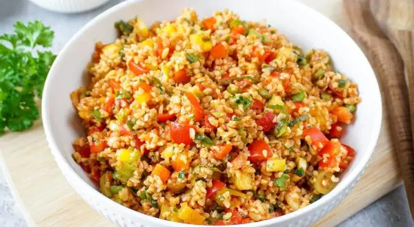 Bunter Bulgursalat mit Paprika und Kräutern. Ja, ist Bulgursalat gesund und lecker!