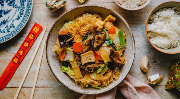 Ein buddhistisches Gericht mit Reis, Tofu, Gemüse und Pilzen. Was essen Buddhisten? Oft vegetarisch und achtsam zubereitet.