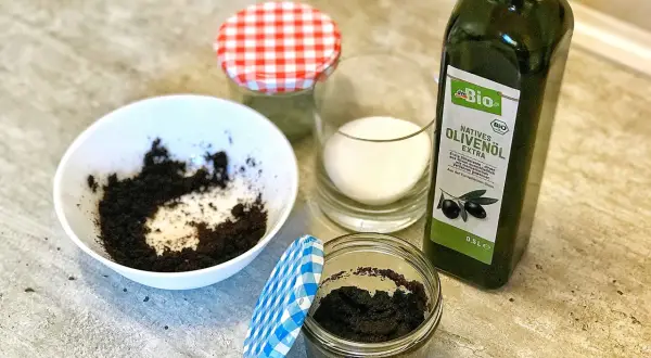 Zutaten für ein DIY Peeling: Kaffeesatz, Zucker und Olivenöl. Einfach selbstgemacht!