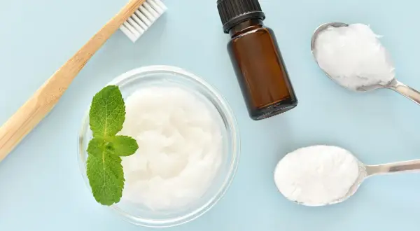 Zutaten für zahncreme selber machen: Kokosöl, Natron, Minze und ätherisches Öl.