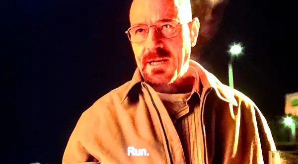 Walter White, mit einem humorvollen Umgang mit dem Tod, sagt "Run." auf seiner Jacke.