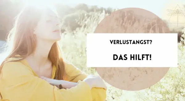 Frau mit geschlossenen Augen im Sonnenlicht, die über Verlustangst und den Tod nachdenkt. "Verlustangst? Das hilft!