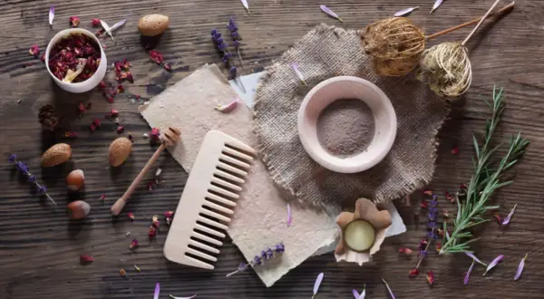 Zutaten für **shampoo selber machen trockenes haar**: Rosenblüten, Lavendel, Rosmarin, Nüsse, Honig, Tonerde. Natürliche Pflege für Ihr Haar.