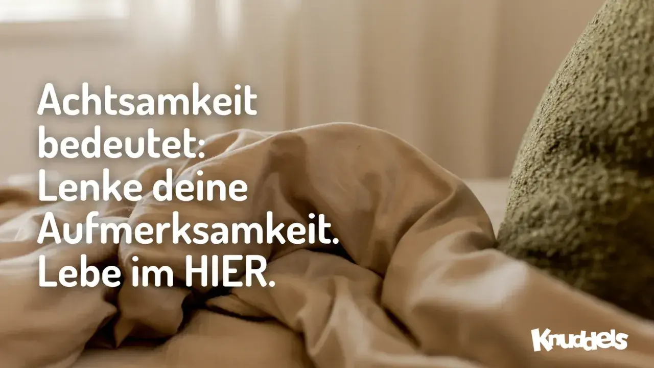 Achtsamkeit bedeutet: Lenke deine Aufmerksamkeit. Lebe im HIER. Inspiriert von Jon Kabat-Zinn Zitaten.