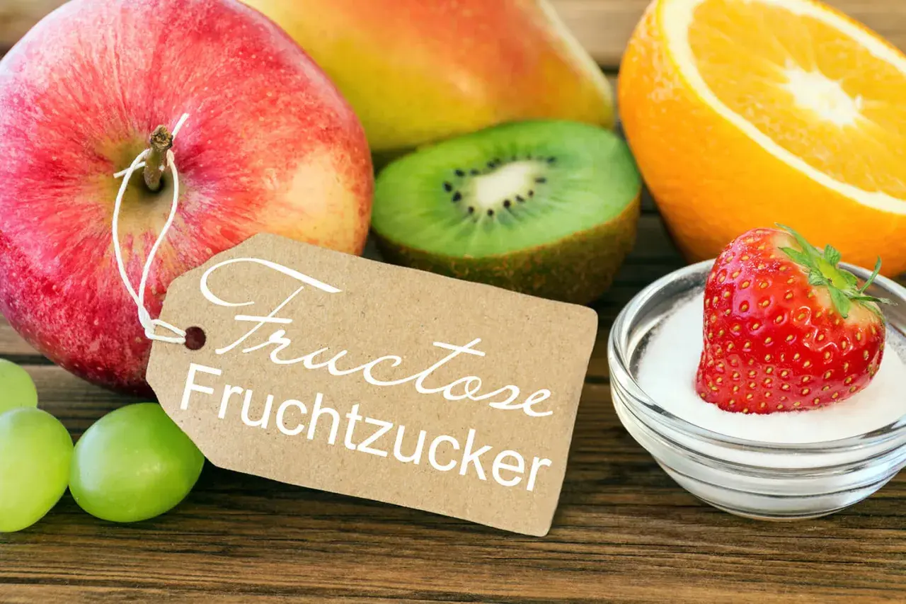 Obst und eine Erdbeere in Zucker, mit Schild "Fructose Fruchtzucker". Achtung bei Fructoseintoleranz!