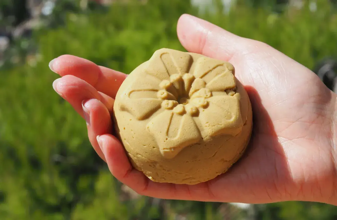 Eine handgeformte, blumenförmige Duschseife, perfekt zum **Duschbar selber machen**.
