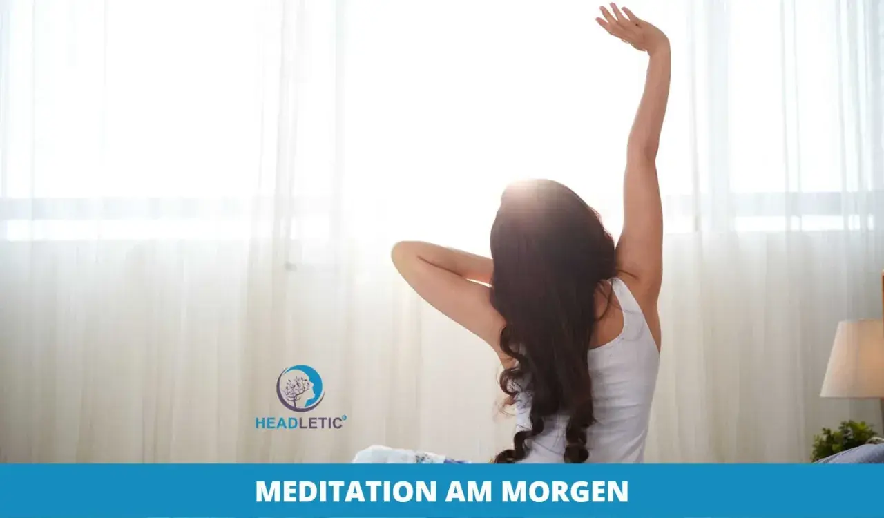 Frau streckt sich im Bett, bereit für eine morgendliche Gehmeditation. Eine Anleitung für Achtsamkeit.