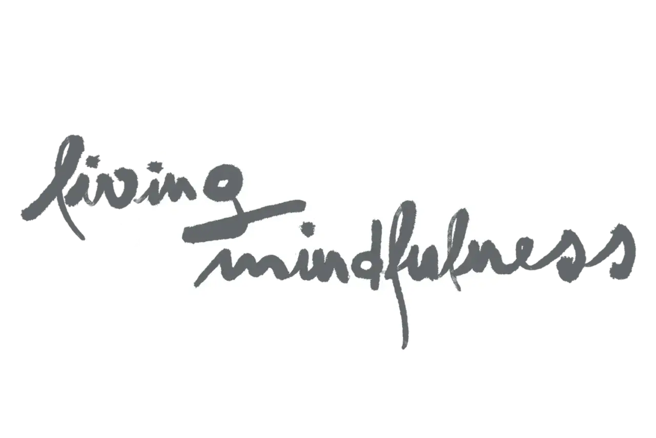Grauer, handgeschriebener Text "living mindfulness". Ein achtsamkeit lehrer könnte dieses Logo nutzen.