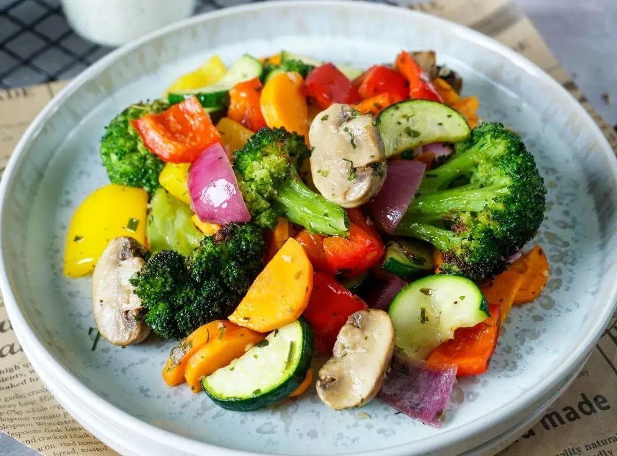 Buntes Ofengemüse mit Brokkoli, Paprika, Zucchini und Pilzen – so einfach und lecker kann gesund kochen sein.