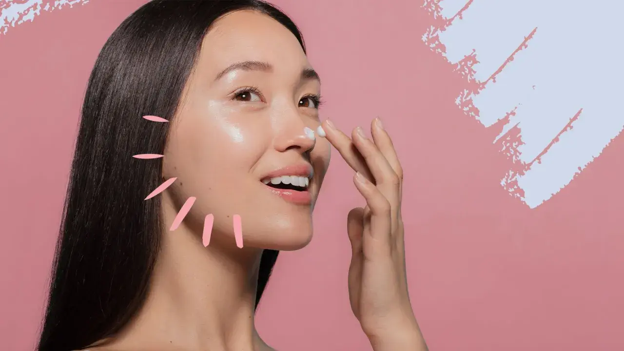 Frau trägt Creme auf, die mit Glycerin angereichert ist, für strahlende Haut.