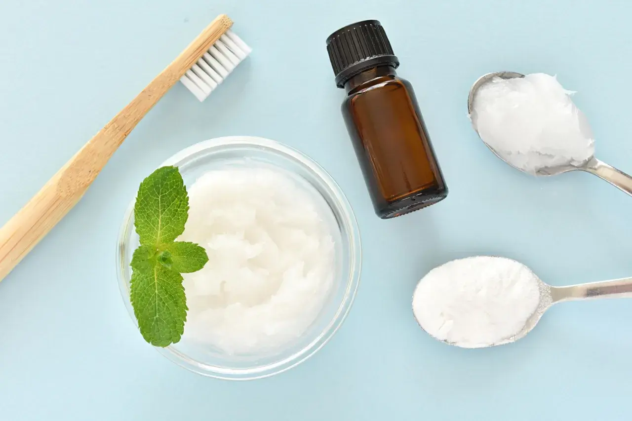 Zutaten für zahncreme selber machen: Kokosöl, Natron, Minze und ätherisches Öl.