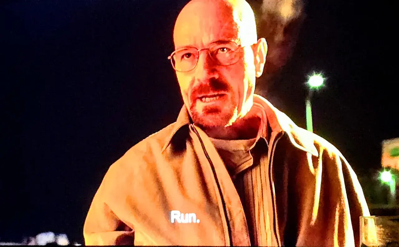 Walter White, mit einem humorvollen Umgang mit dem Tod, sagt "Run." auf seiner Jacke.