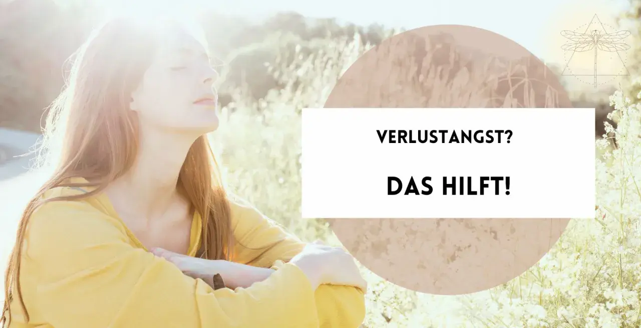 Frau mit geschlossenen Augen im Sonnenlicht, die über Verlustangst und den Tod nachdenkt. "Verlustangst? Das hilft!