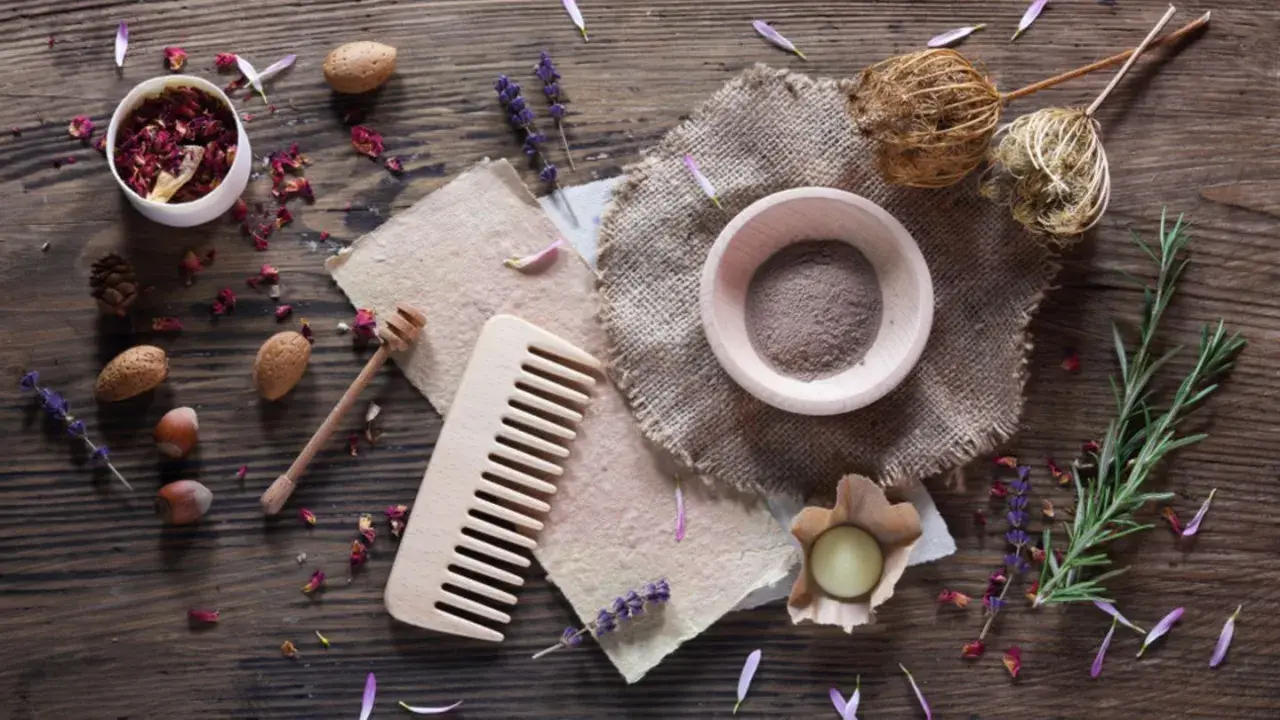 Zutaten für **shampoo selber machen trockenes haar**: Rosenblüten, Lavendel, Rosmarin, Nüsse, Honig, Tonerde. Natürliche Pflege für Ihr Haar.