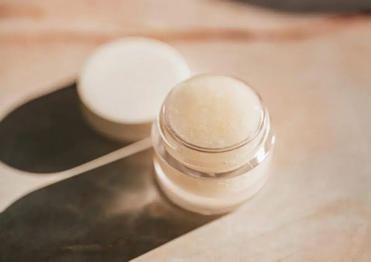 Ein kleiner Tiegel mit selbstgemachter Augencreme, daneben der offene Deckel. Perfekt f&uuml;r alle, die Augencreme selber machen wollen.