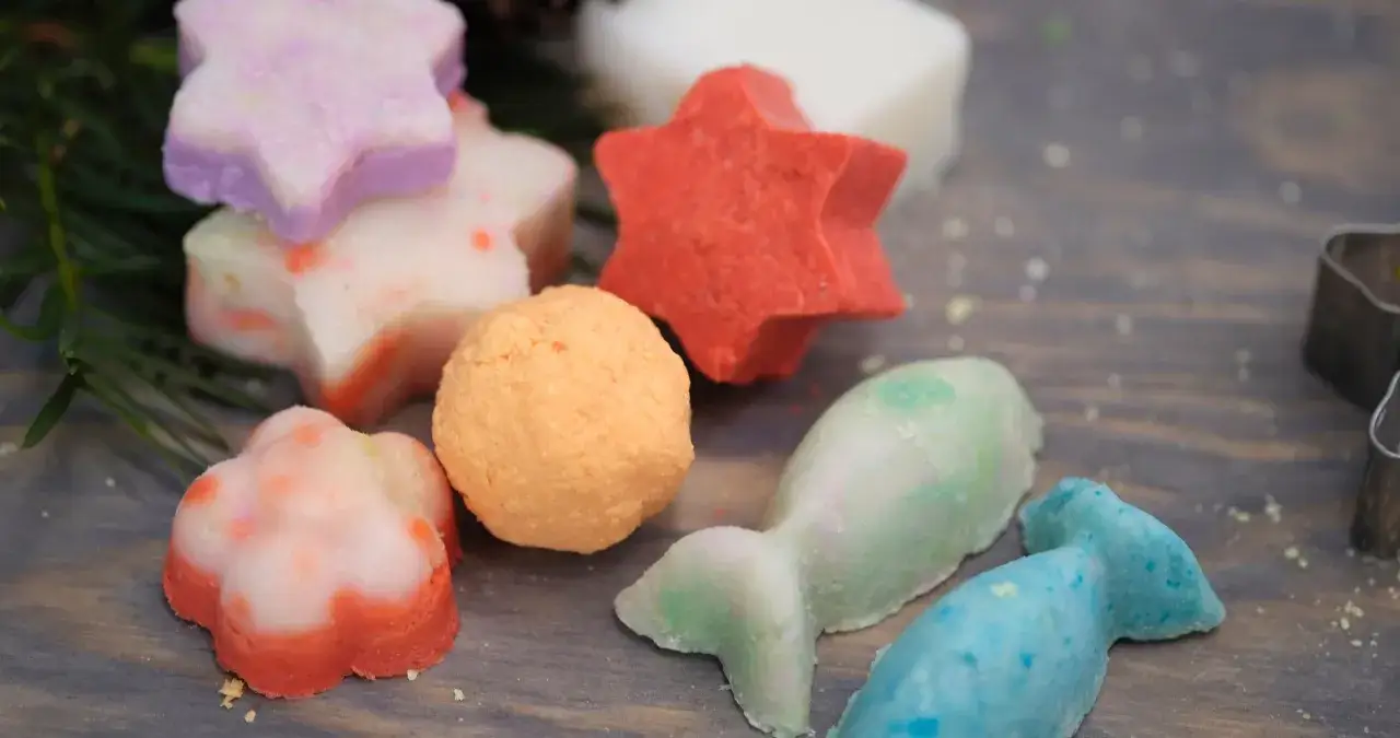 Bunte, selbstgemachte Seifen in Stern-, Blumen-, Ball- und Fischform. Eine tolle Idee, um Seife aus Kernseife selber zu machen!