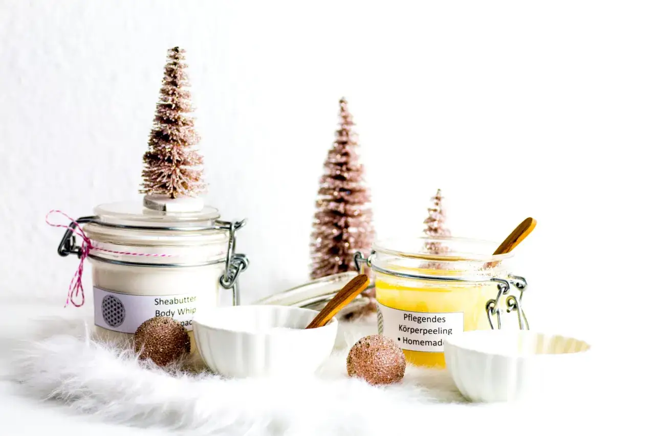 DIY K&ouml;rperpeeling im Glas, umgeben von Glitzer-Tannenb&auml;umen. Perfekt f&uuml;r die Weihnachtszeit!