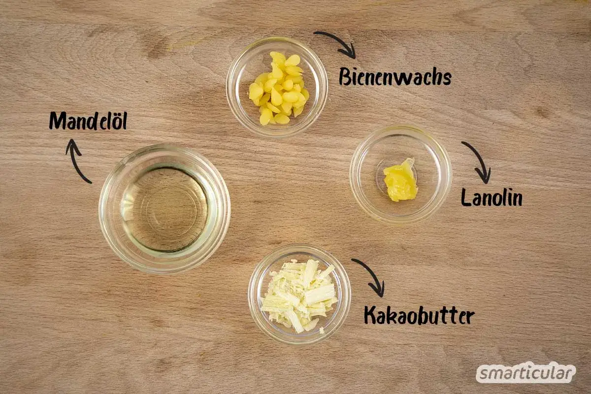 Zutaten f&uuml;r selbstgemachte Salbe mit Bienenwachs: Mandel&ouml;l, Bienenwachs, Lanolin und Kakaobutter.