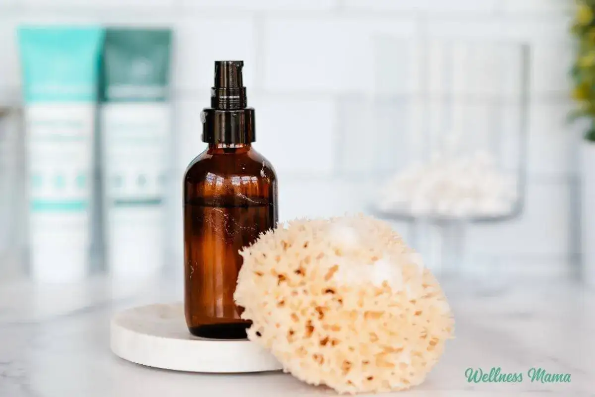 Braune Glasflasche mit Pumpspender und Naturschwamm. Ideal zum duschgel selber machen ohne seife.