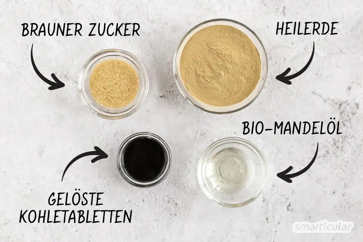 Zutaten für eine Maske gegen Pickel selber machen: brauner Zucker, Heilerde, gelöste Kohletabletten und Bio-Mandelöl.