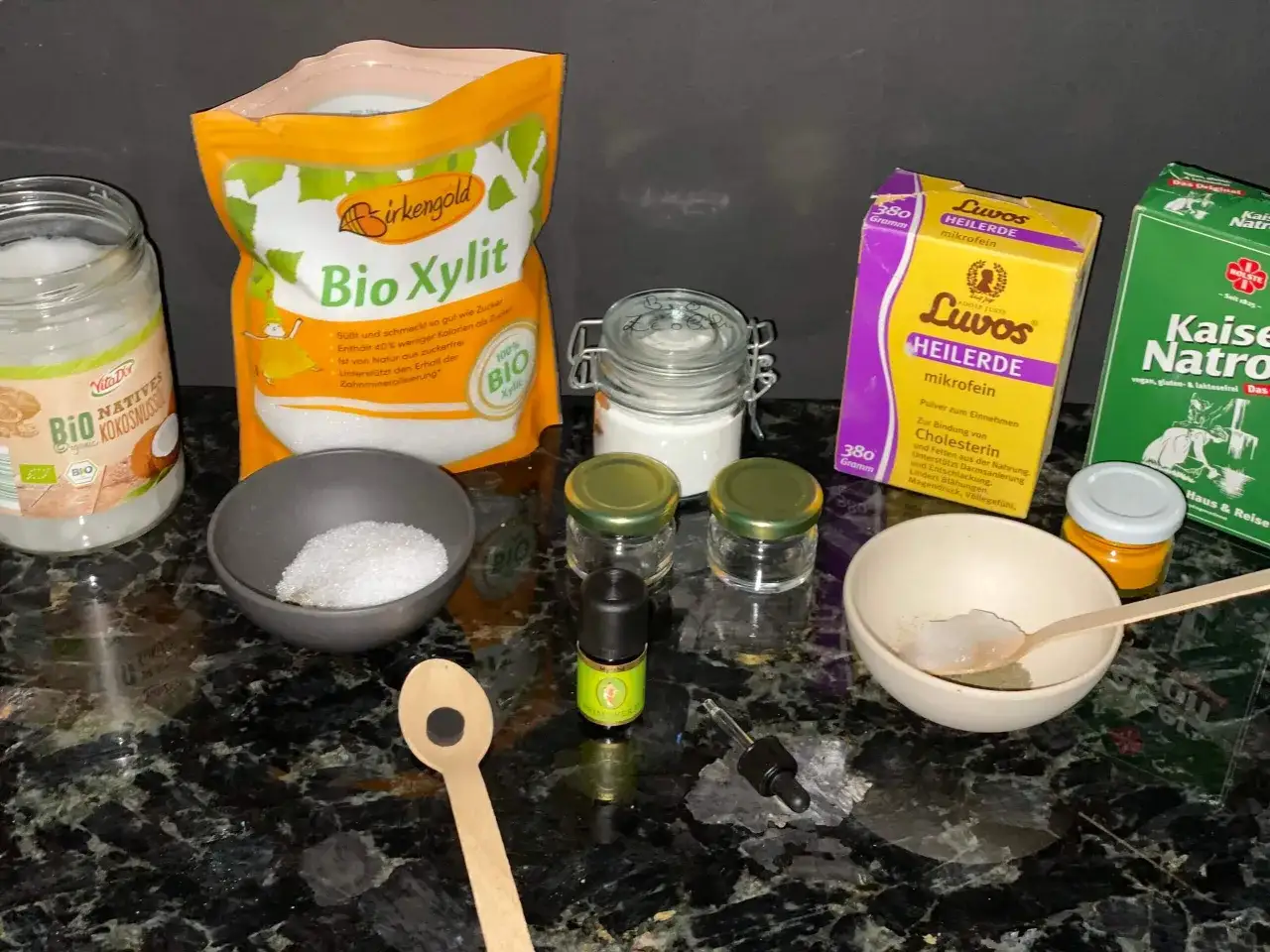 Zutaten f&uuml;r zahncreme selber machen: Kokos&ouml;l, Xylit, Heilerde, Natron und &auml;therische &Ouml;le.
