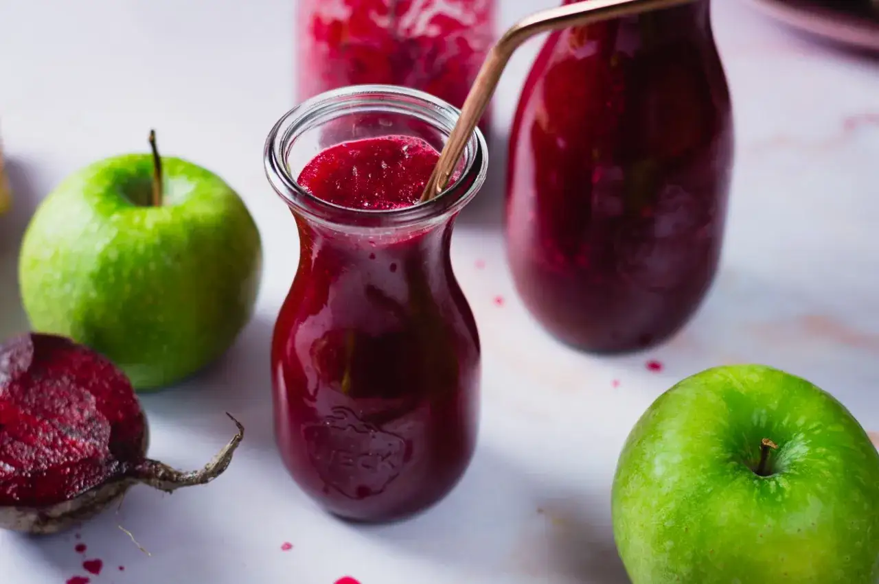 Ein erfrischender smoothie mit rote Bete und gr&uuml;nen &Auml;pfeln, bereit zum Genie&szlig;en.