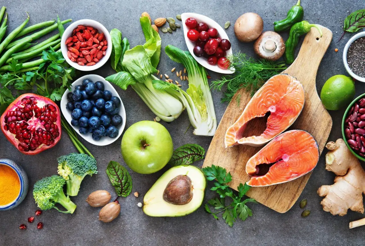 Gesunde Lebensmittel f&uuml;r Hashimoto: Lachs, Beeren, Brokkoli, Granatapfel, Ingwer. Jodhaltige Lebensmittel sind wichtig, aber bei Hashimoto ist Vorsicht geboten.