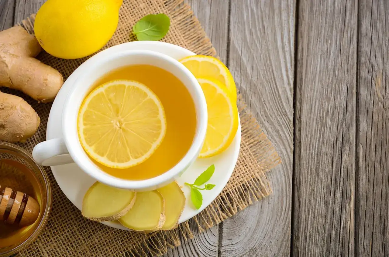 Tee mit Zitrone, Ingwer und Honig. Die Kartoffelsaft Wirkung ist zwar anders, aber diese Zutaten sind bekannt f&uuml;r ihre wohltuenden Eigenschaften.