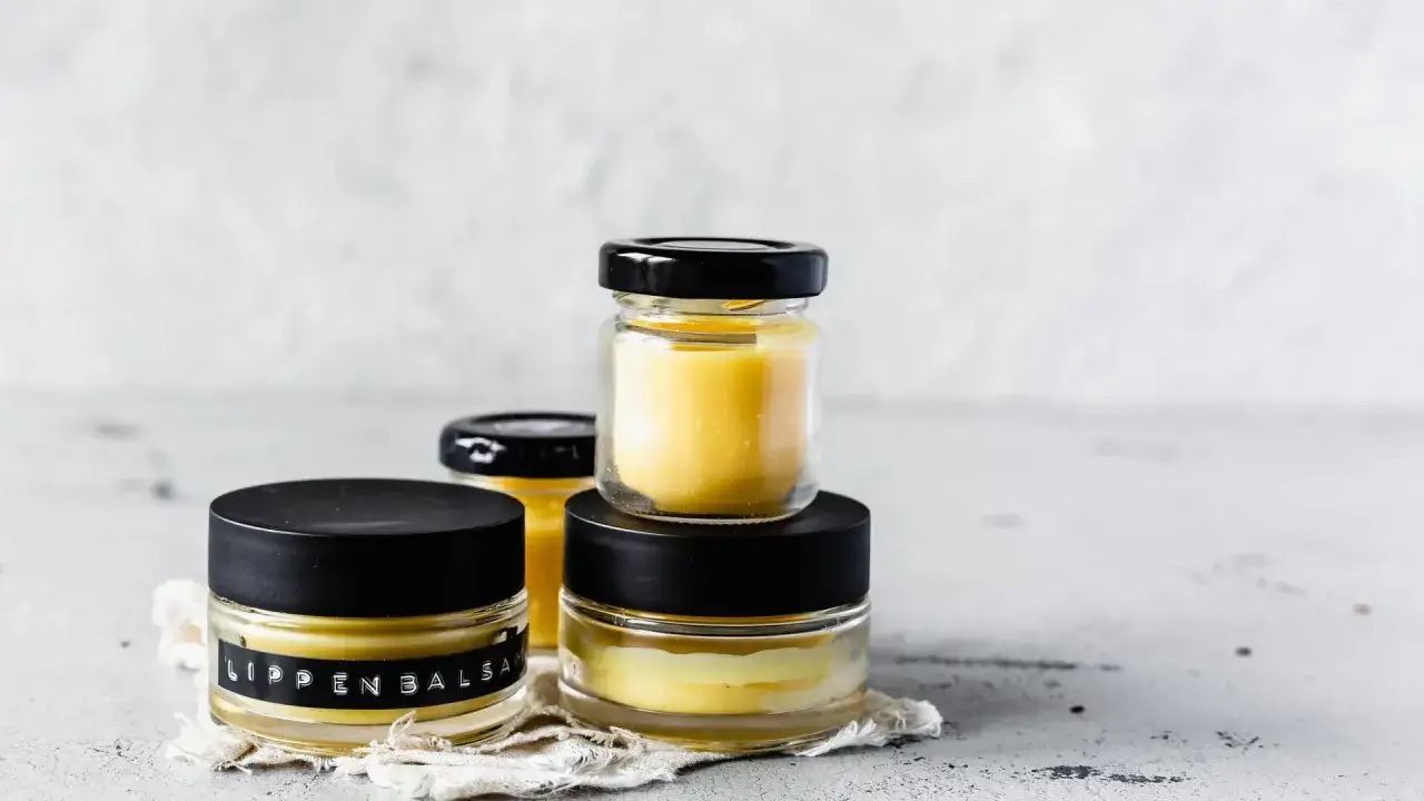 Selbstgemachte Kosmetik: Lippenbalsam, hergestellt mit dem Thermomix, in kleinen Gl&auml;sern.