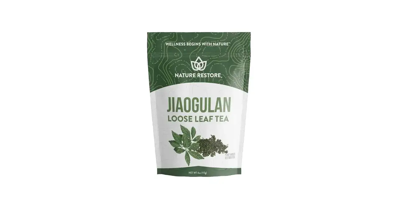 Beutel mit Jiaogulan-Tee von Nature Restore. Die positive Jiaogulan Wirkung wird durch die Darstellung frischer Bl&auml;tter und getrockneter Kr&auml;uter hervorgehoben.