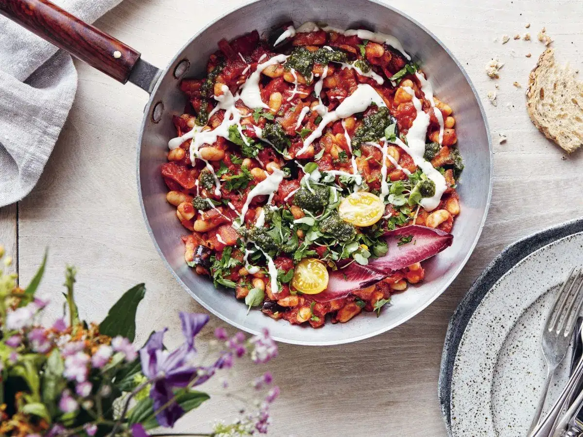 Herzhafte Bohnen in Tomatensauce mit Pesto und Joghurt-Dressing, eine k&ouml;stliche Idee f&uuml;r Kapha Rezepte.