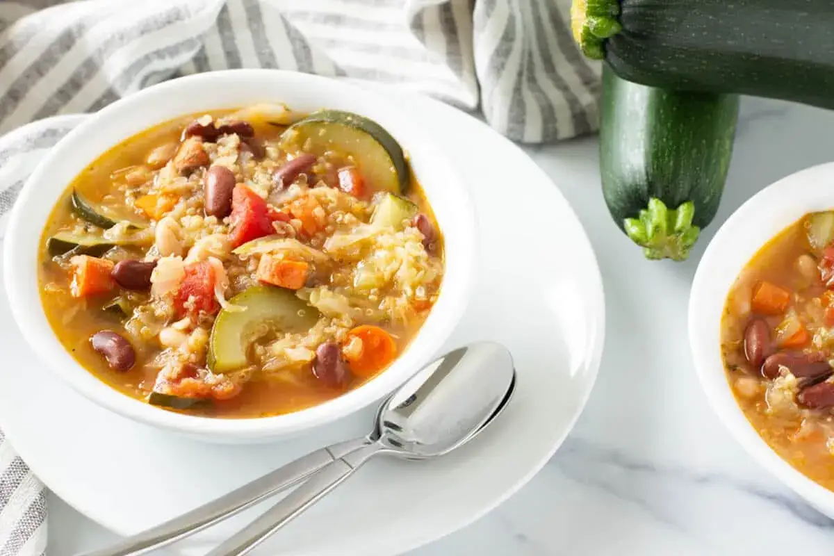 Herzhafte Gemüsesuppe mit Quinoa, Bohnen und Zucchini. Eine leichte Mahlzeit, die man abends nicht mehr essen sollte, wenn man auf seine Verdauung achtet.