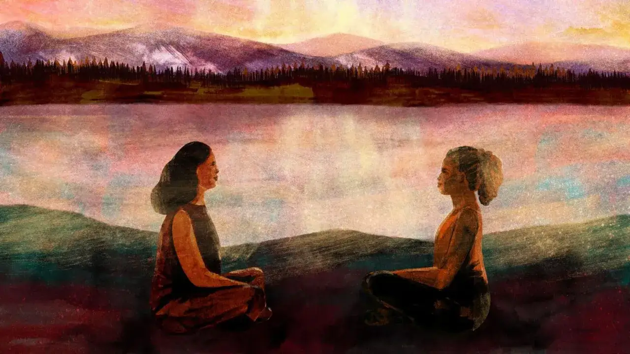 Zwei Frauen sitzen im Lotussitz am Seeufer. Die Szene k&ouml;nnte Ruhe ausstrahlen, doch die Gesichter lassen auf negative Erfahrungen mit Meditation schlie&szlig;en.