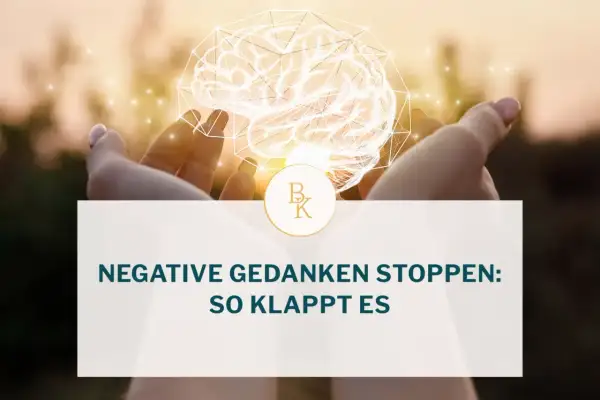 Hände halten ein leuchtendes Gehirn. Der Text fragt: "Negative Gedanken stoppen: So klappt es". Lerne, wie werde ich negative gedanken los.