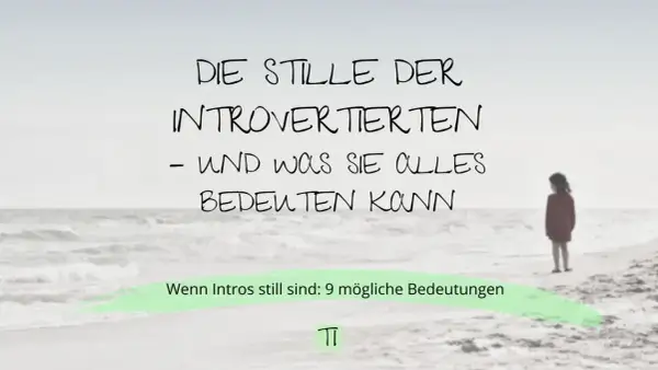 Ein Kind steht allein am Strand. Der Text "Die Stille der Introvertierten – und was sie alles bedeuten kann" und "Wenn Intros still sind: 9 mögliche Bedeutungen" symbolisieren das Schweigen.