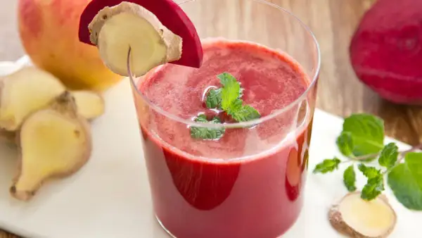 Erfrischender smoothie mit rote Bete, Ingwer und Minze. Ein gesunder Genuss für Körper und Geist.