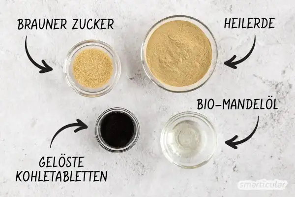 Zutaten für eine Maske gegen Pickel selber machen: Brauner Zucker, Heilerde, gelöste Kohletabletten und Bio-Mandelöl.