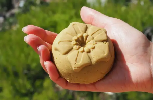 Eine handgeformte, blumenförmige Duschseife, perfekt zum **Duschbar selber machen**.