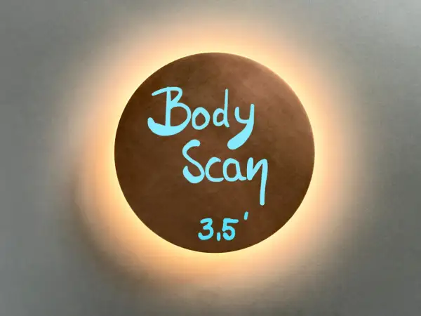 Runder, beleuchteter Schild mit der Aufschrift "Body Scan 3,5'".
