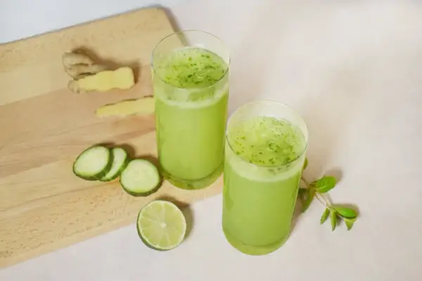 Erfrischende grüne Getränke mit Gurke, Limette und Ingwer. Perfekt für gesunde aloe vera rezepte.