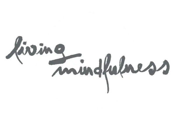 Grauer, handgeschriebener Text "living mindfulness". Ein achtsamkeit lehrer könnte dieses Logo nutzen.