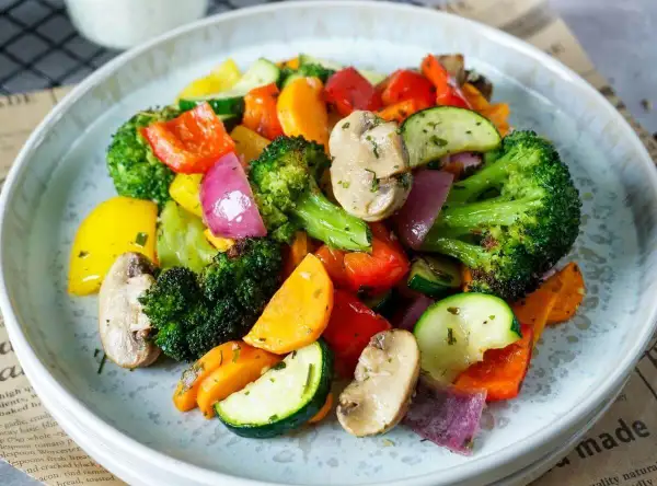 Buntes Ofengemüse mit Brokkoli, Paprika, Zucchini und Pilzen – so einfach und lecker kann gesund kochen sein.