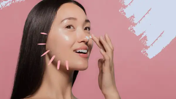 Frau trägt Creme auf, die mit Glycerin angereichert ist, für strahlende Haut.