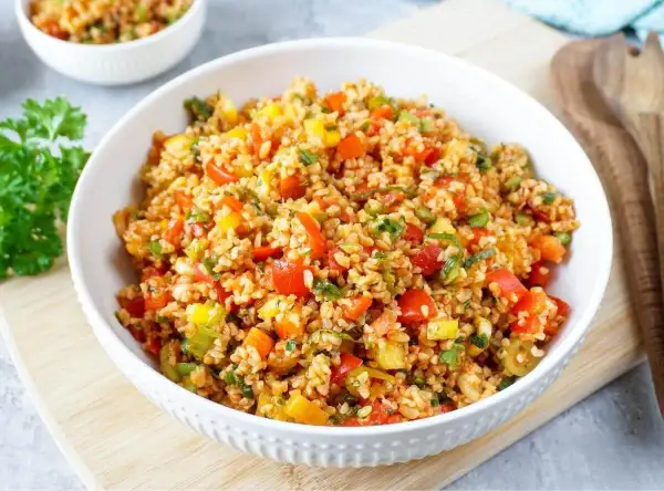 Bunter Bulgursalat mit Paprika und Kräutern. Ja, ist Bulgursalat gesund und lecker!