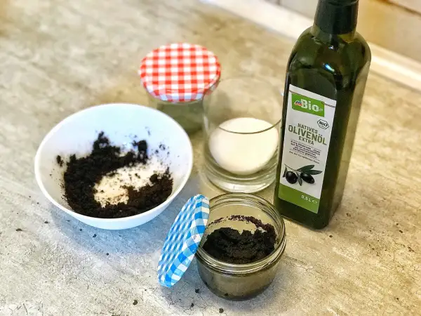 Zutaten für ein DIY Peeling: Kaffeesatz, Zucker und Olivenöl. Einfach selbstgemacht!