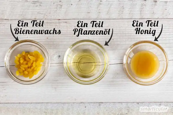 Zutaten für honig creme selber machen: Bienenwachs-Pellets, Pflanzenöl und flüssiger Honig in drei Schalen.